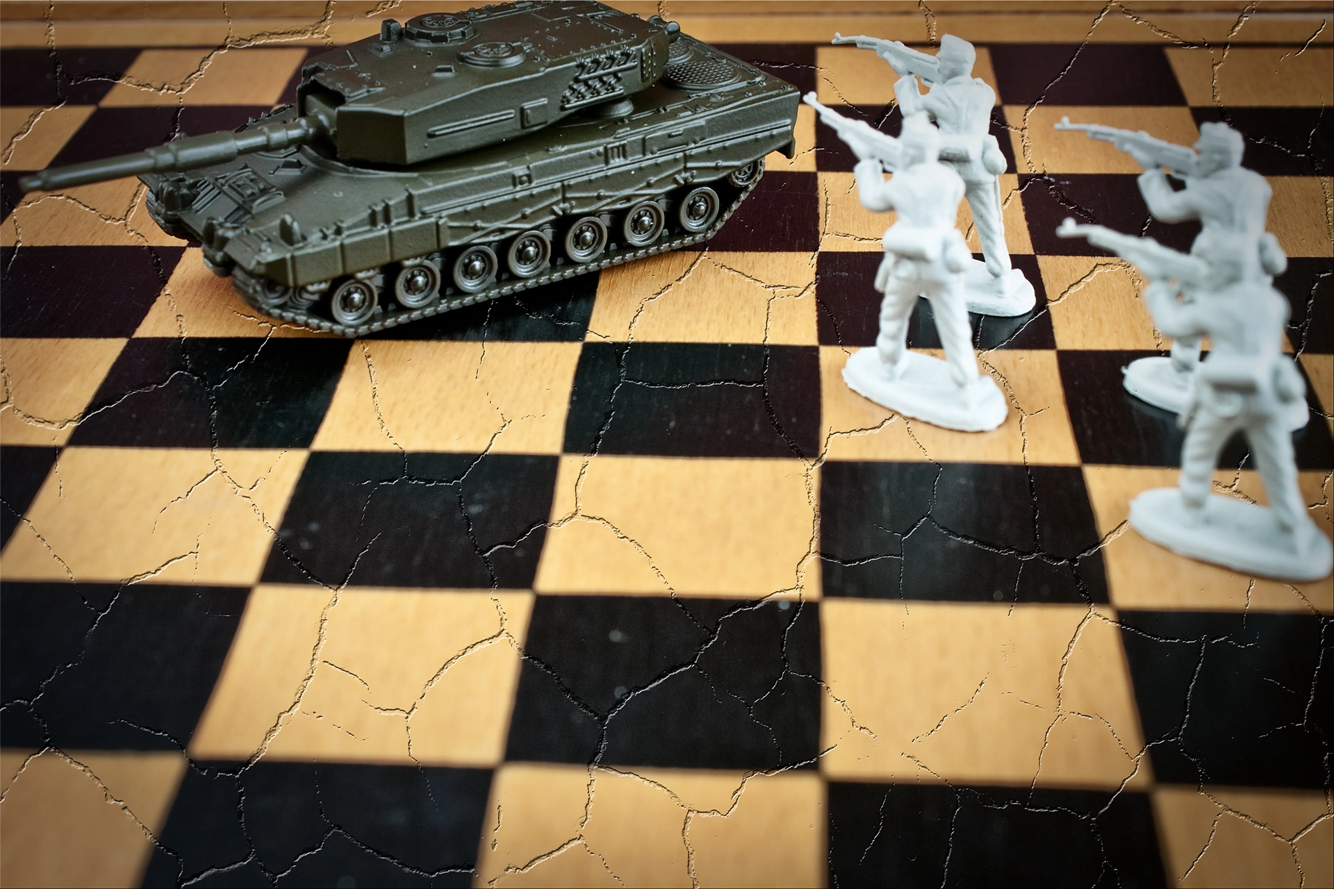 Checker board gold black tank plastic soldiers